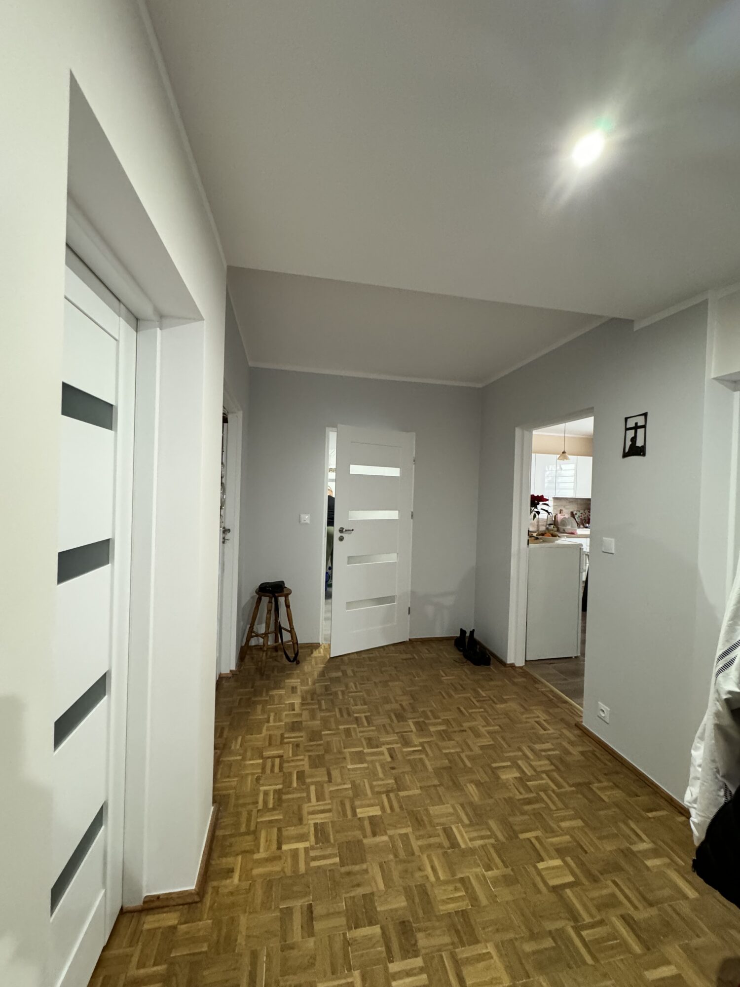 wstawianie drzwi nowe białe drzwi pokojowe