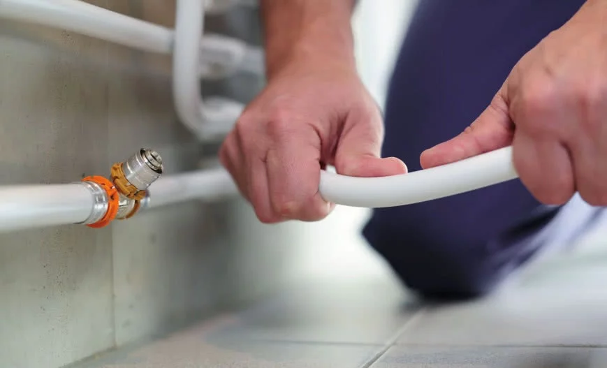 fachowiec zakłada instalacje wodną w domu