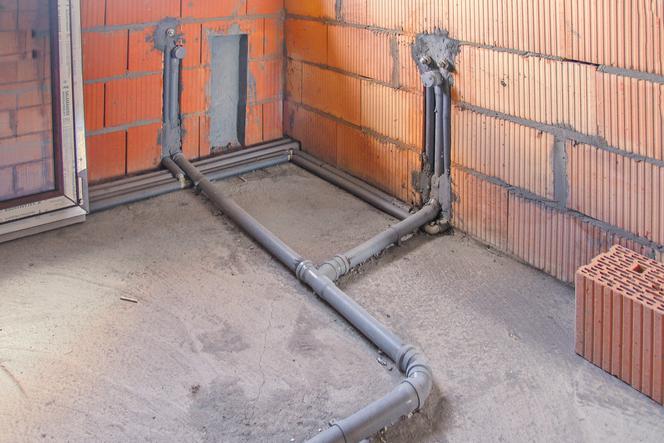 kanalizacja w łazience w domu jednorodzinnym