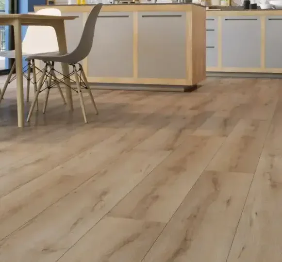 jasne drewniane panele podłogowe