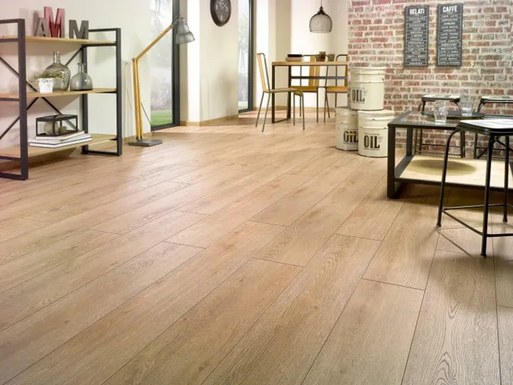 jasne panele w salonie 