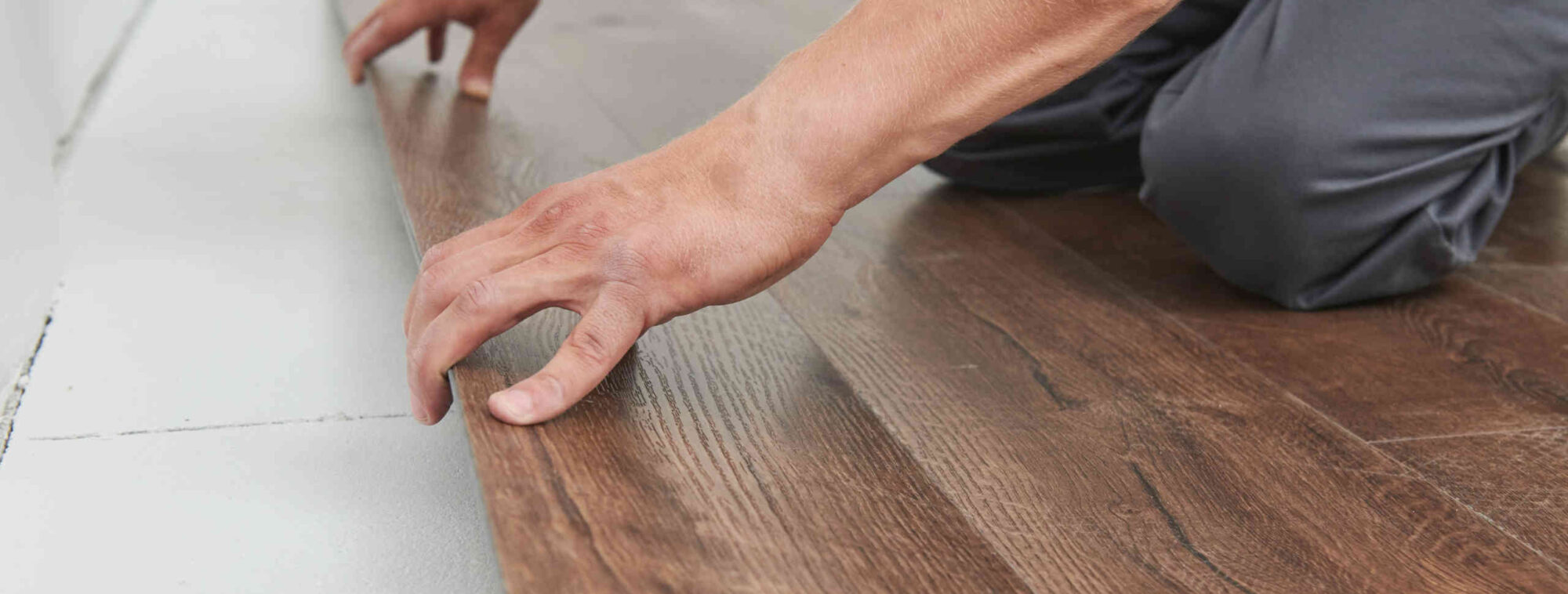 fachowiec układa panele